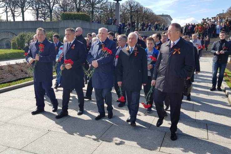Торжественная церемония на Пискаревском кладбище