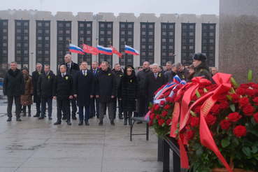 В 80-ю годовщину прорыва блокады на площади Победы возложили цветы к Монументу героическим защитникам Ленинграда