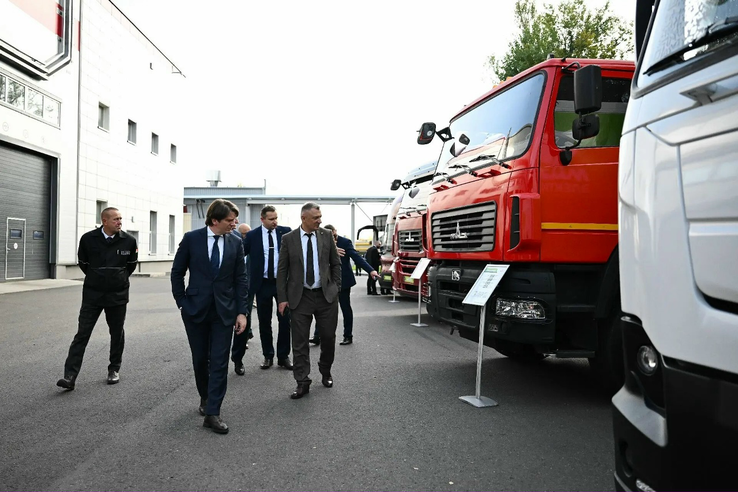 Делегация Ленобласти посетила завод МАЗ в Минске