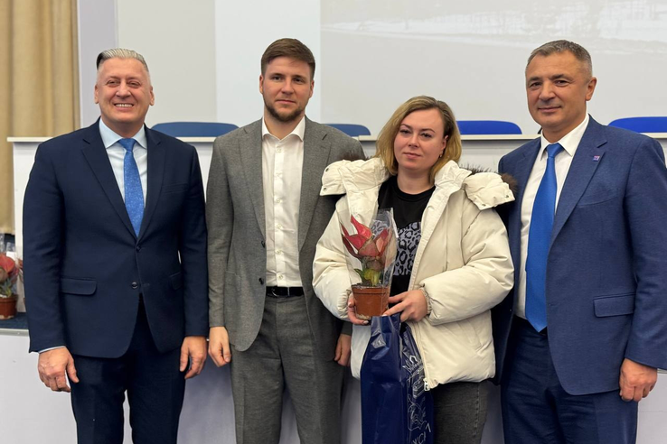 Ключи к Новому году: в Луге вручили квартиры по программе расселения