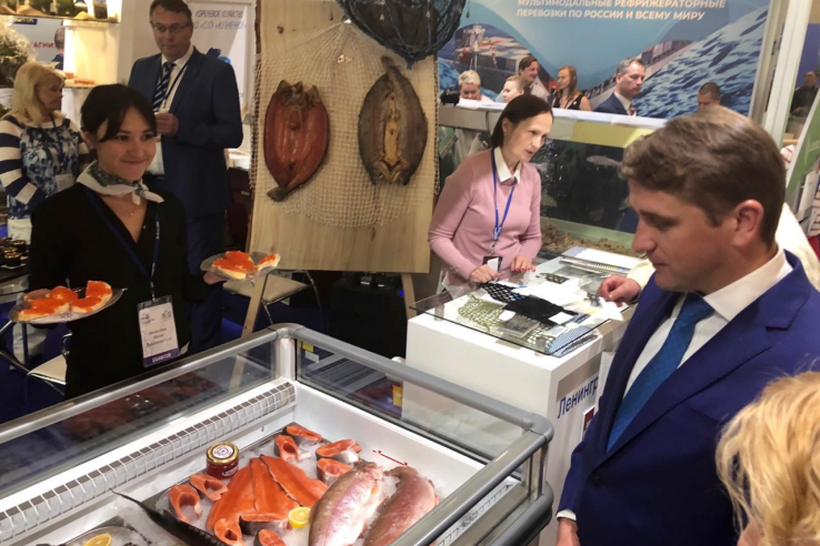 Илья Шестаков посетил стенд Ленинградской области на Международном рыбопромышленном форуме
