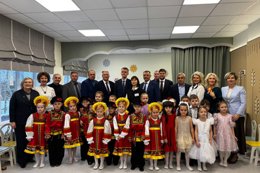 Вице-губернатор Ленобласти Олег Малащенко открыл после капремонта два детских сада в Луге