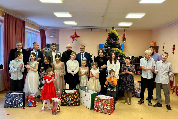 Детям Лужского района вручены подарки «Ёлка желаний»